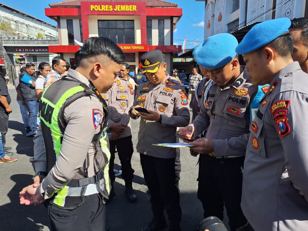 Propam lakukan Pemeriksaan Handphone anggota Polres Jember